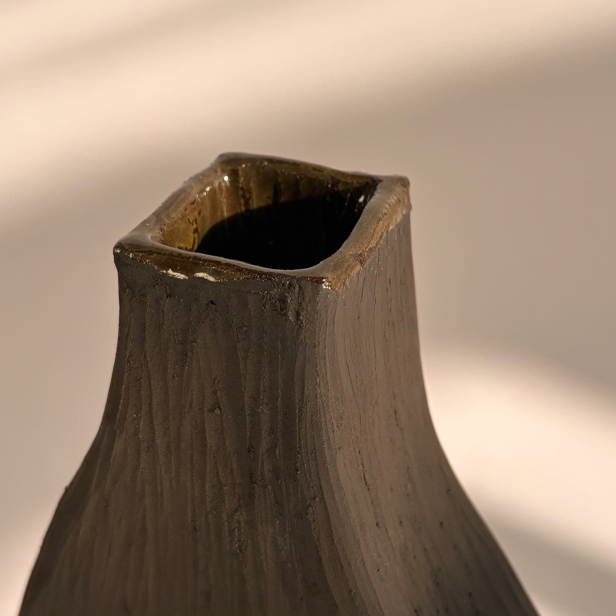 Fuji vase detailed image 